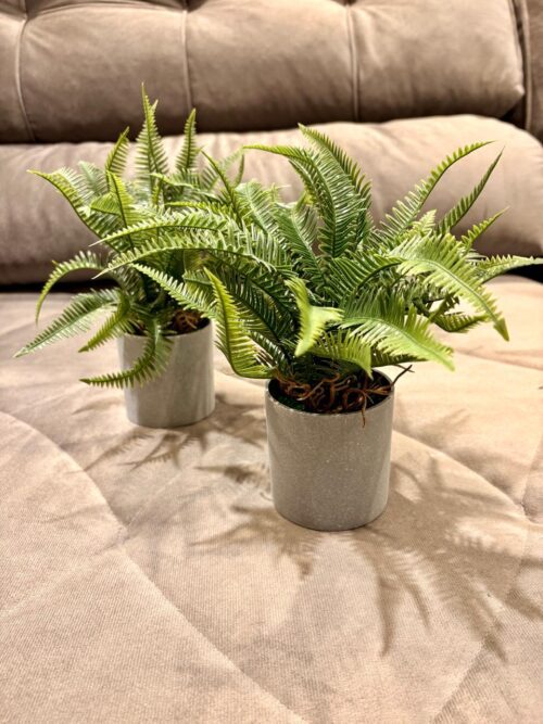 Maceta con planta artificial